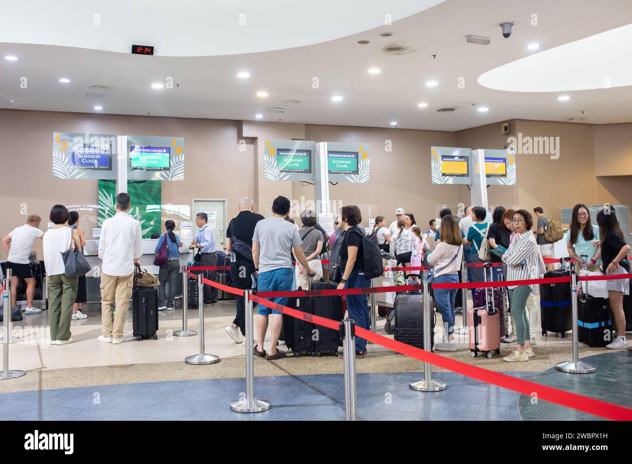 Penang, Malaysia - 11. Januar 2024: Personen an den Check-in-Schaltern am Penang International Airport. Stockfoto