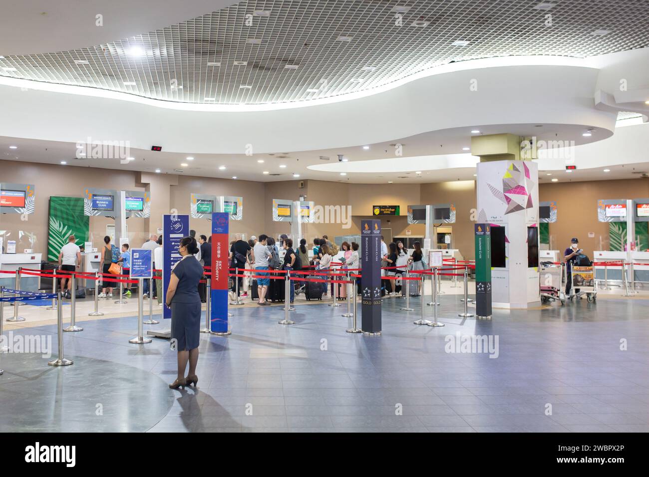 Penang, Malaysia - 11. Januar 2024: Personen an den Check-in-Schaltern am Penang International Airport. Stockfoto
