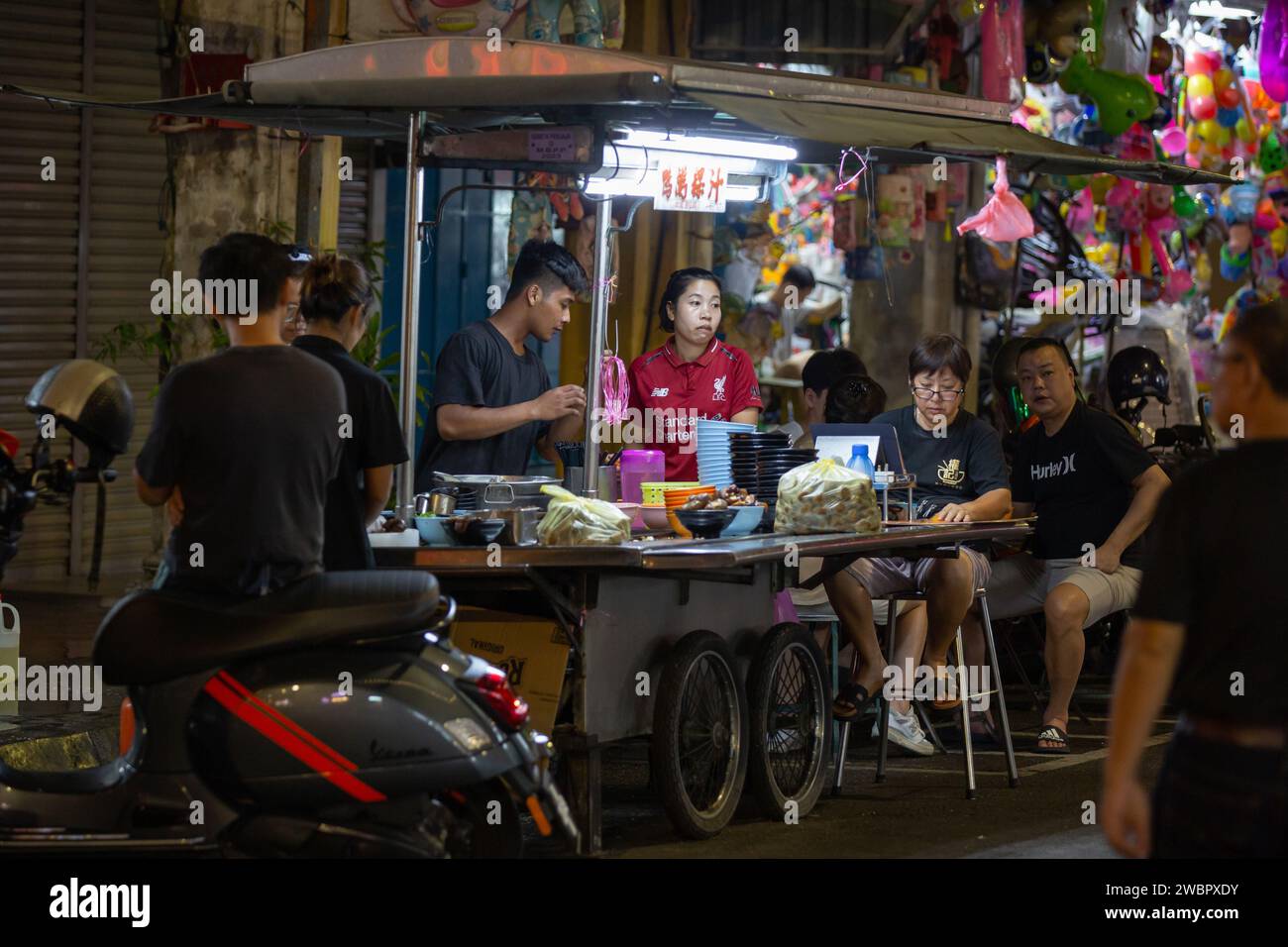 George Town, Penang, Malaysia - 9. Januar 2024: Menschen auf den Straßen von George Town, Penang, Malaysia. Stockfoto