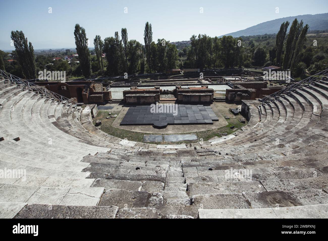 Das Amphitheater in Heraclea Lyncestis, einer antiken griechischen Stadt in Mazedonien in der Nähe der heutigen Stadt Bitola in Nordmazedonien. An einem sonnigen Tag aufgenommen. Stockfoto
