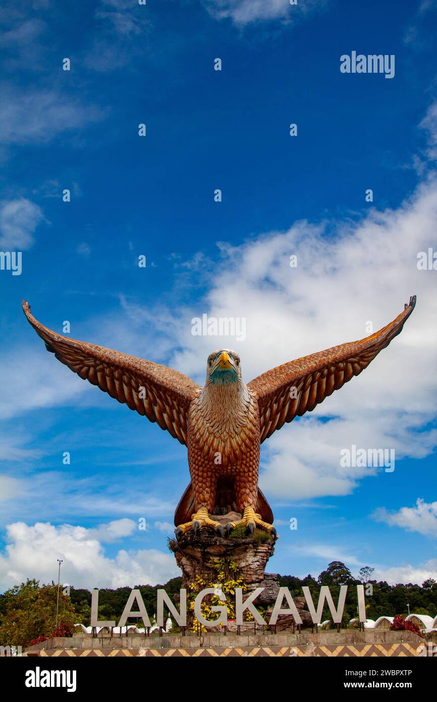 Hochauflösendes Bild einer großen Skulptur eines Vogels, der auf einer Gebäudestruktur vor einem klaren blauen Himmel thront Stockfoto