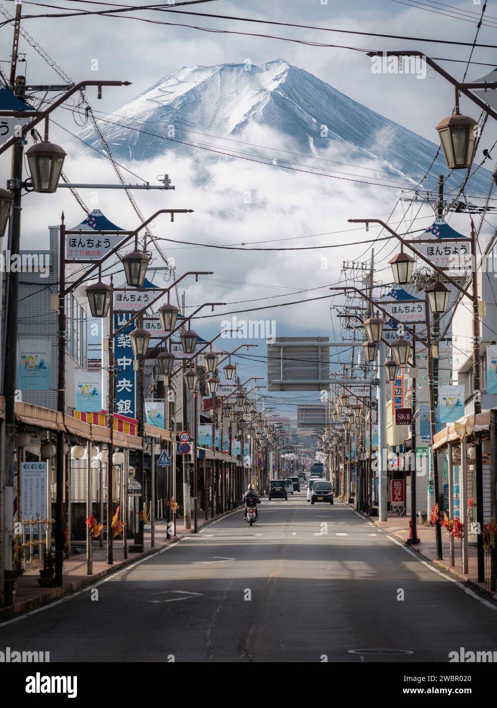 Straßenblick auf den Fuji von Fujiyoshida, Präfektur Yamanashi, Japan. Stockfoto