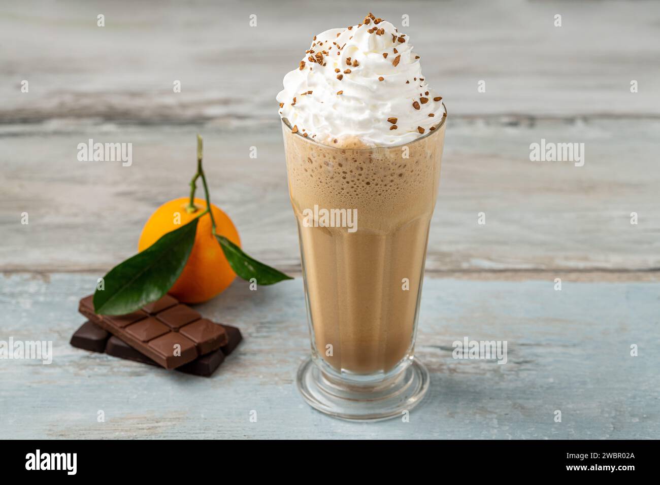Orangen- und Schokoladenmilchshake mit Kaffee darüber Stockfoto