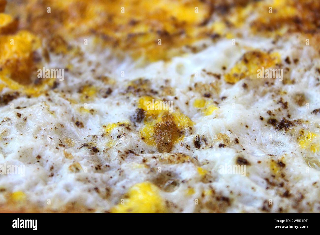 Nahaufnahme eines libanesischen Omelett-Ejjeh mit Rühreiern. Stockfoto