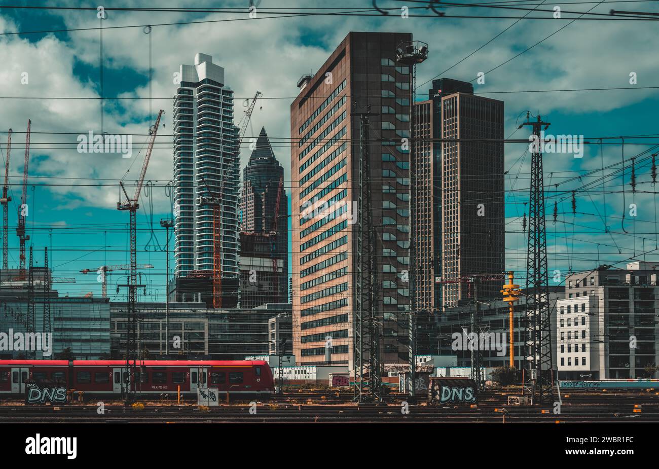 Ein malerischer Blick auf einen Zug gegen moderne Gebäude in Frankfurt am Main Stockfoto