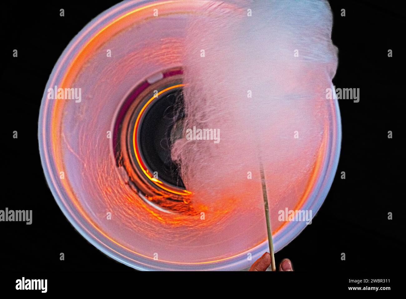 Bereiten Sie Zuckerwatte mit einer Zuckerwatte-Maschine für Kinder zu, um Zuckerwatte zu Hause herzustellen Stockfoto