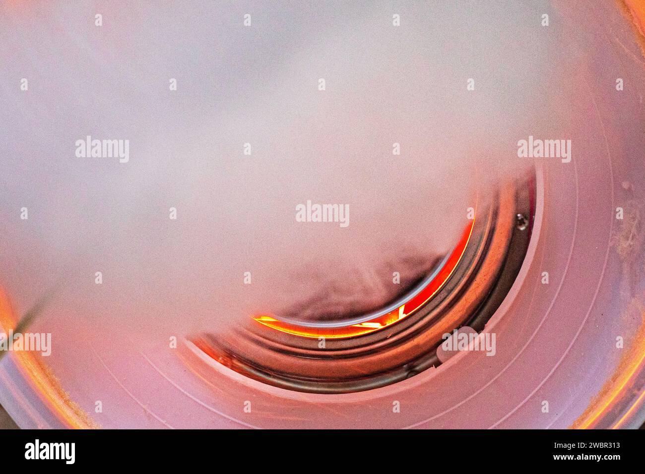 Bereiten Sie Zuckerwatte mit einer Zuckerwatte-Maschine für Kinder zu, um Zuckerwatte zu Hause herzustellen Stockfoto