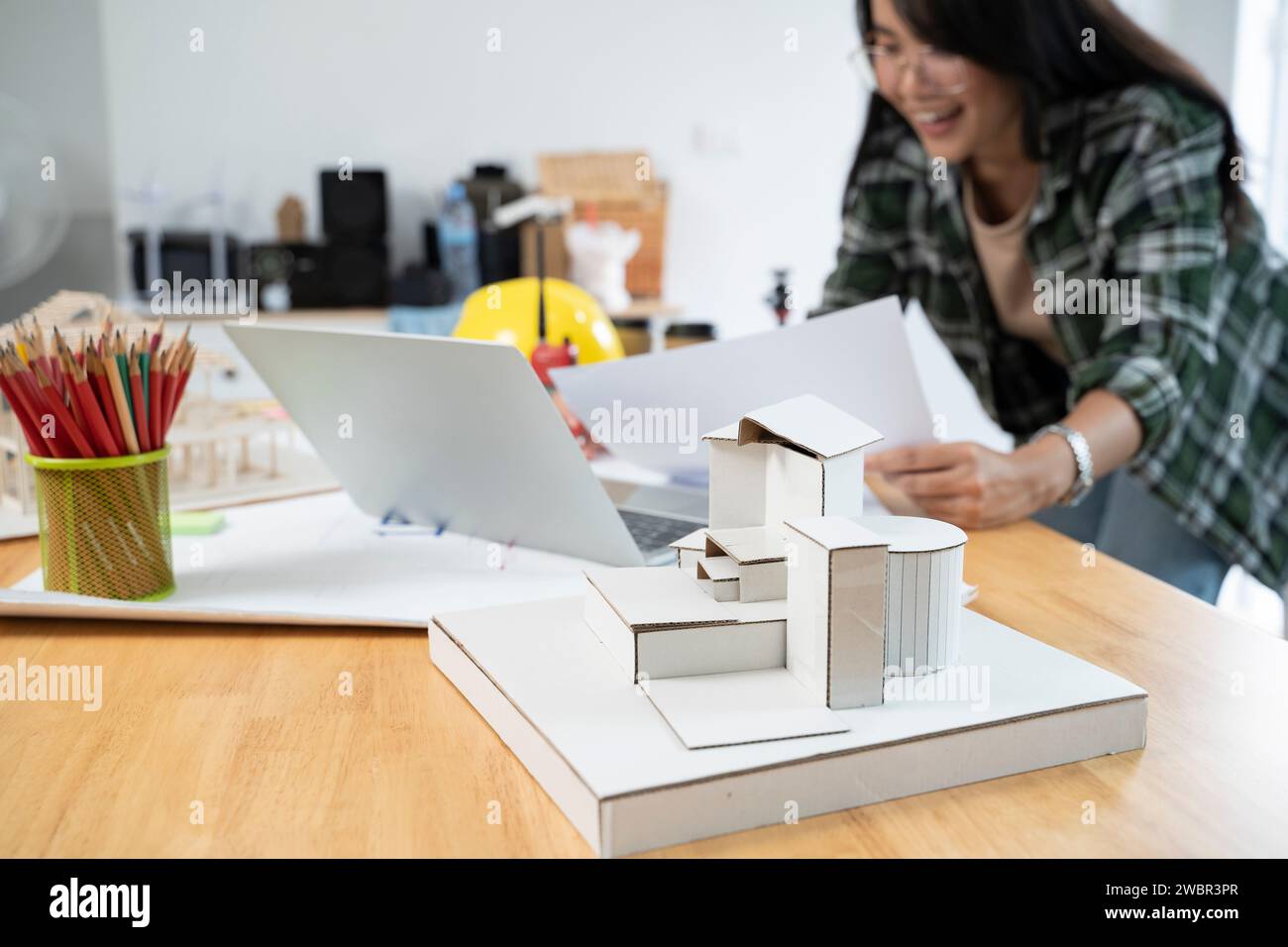 Architekt erweckt ihre Projekte mit Technologie zum Leben. Stockfoto