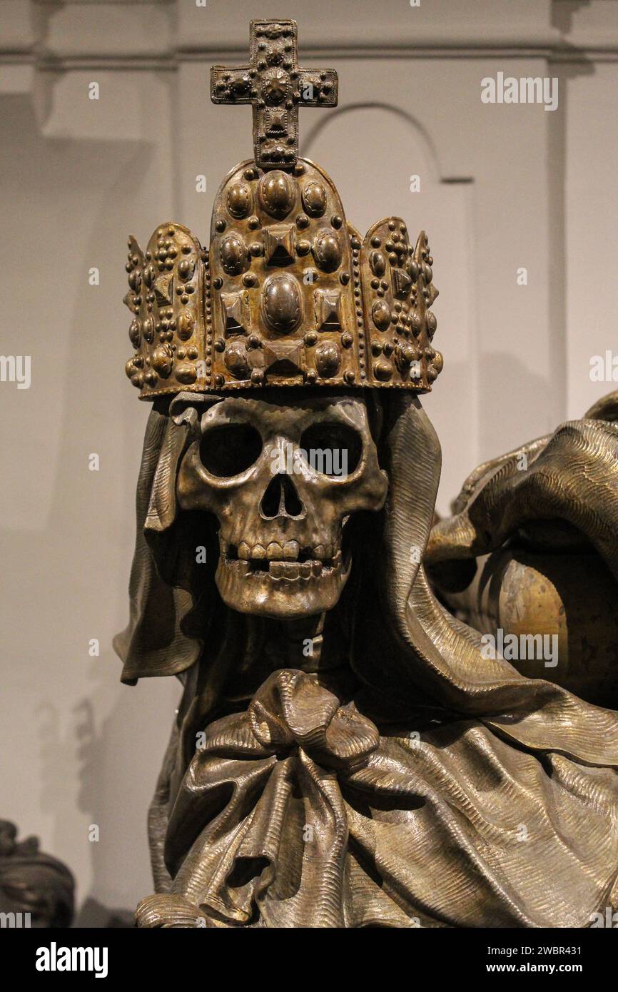 Krypta der Habsburgerdynastie, Schädeldetail aus dem Sarkophag Kaiser Karl VI Stockfoto