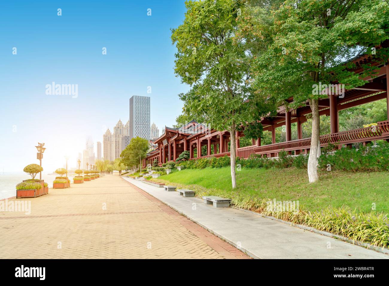 Hochhäuser und Parks entlang des Yangtze-Flusses, Wuhan, China. Stockfoto