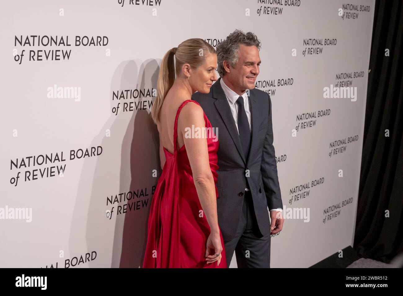 New York, Usa. Januar 2024. (L-R) Sunrise Coigney und Mark Ruffalo nehmen 2024 an der National Board of Review Gala in der Cipriani 42nd Street in New York Teil. Quelle: SOPA Images Limited/Alamy Live News Stockfoto
