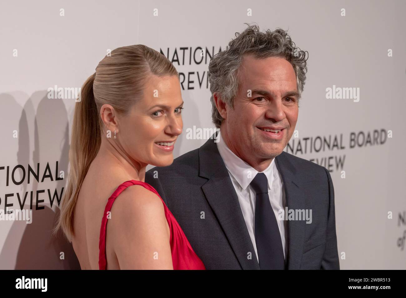 New York, Usa. Januar 2024. (L-R) Sunrise Coigney und Mark Ruffalo nehmen 2024 an der National Board of Review Gala in der Cipriani 42nd Street in New York Teil. Quelle: SOPA Images Limited/Alamy Live News Stockfoto