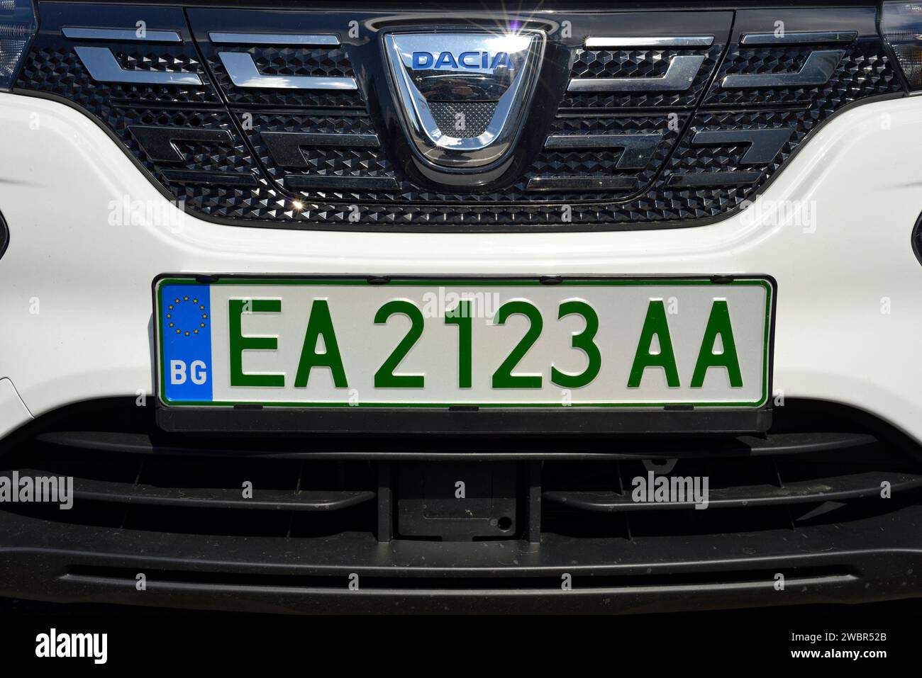 Elektroauto EA bulgarisches Kennzeichen oder Kennzeichen des Fahrzeugs mit dunkelgrüner Schriftfarbe auf Dacia Car, Bulgarien, Europa, EU Stockfoto