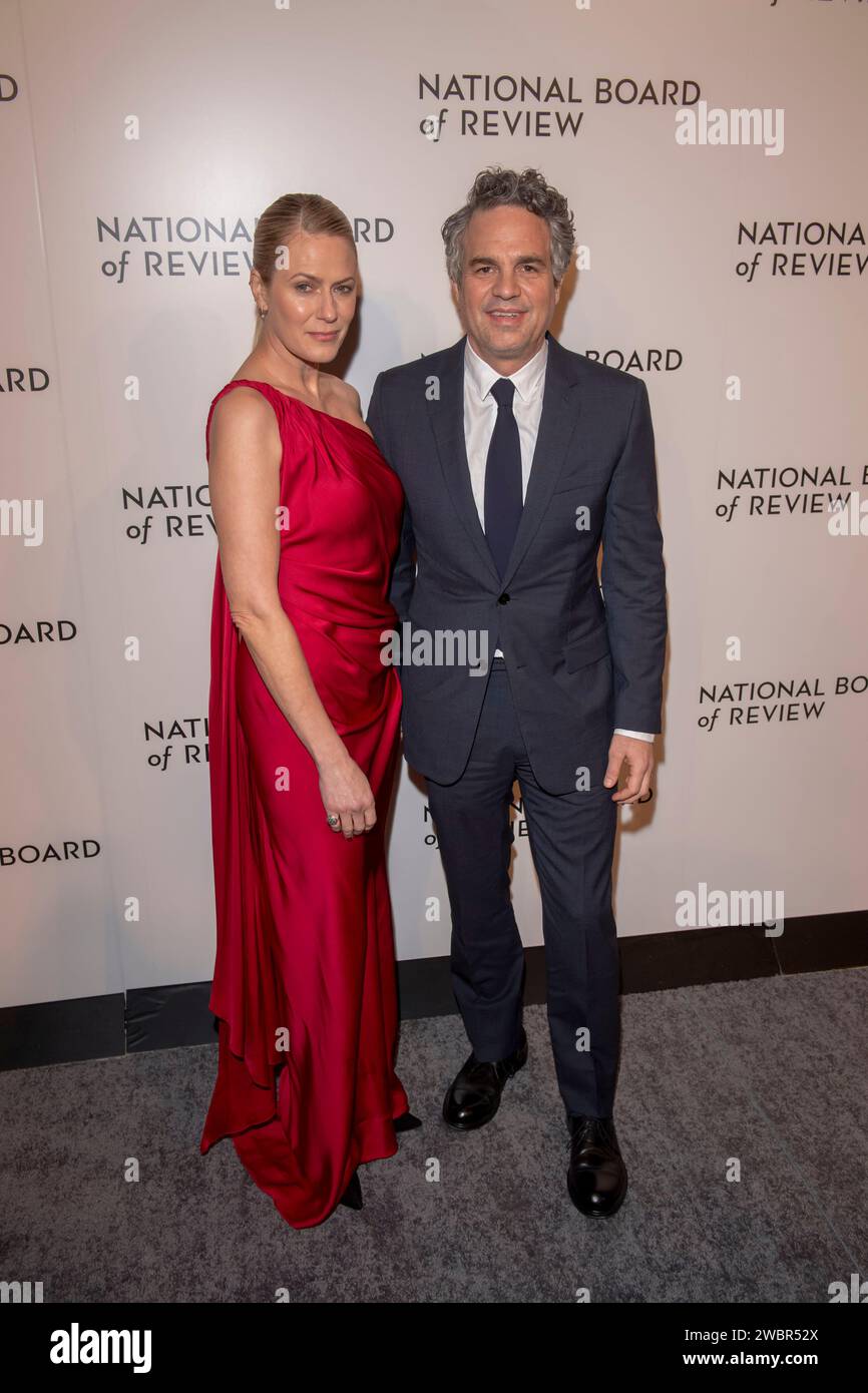 New York, Usa. Januar 2024. (L-R) Sunrise Coigney und Mark Ruffalo nehmen 2024 an der National Board of Review Gala in der Cipriani 42nd Street in New York Teil. Quelle: SOPA Images Limited/Alamy Live News Stockfoto