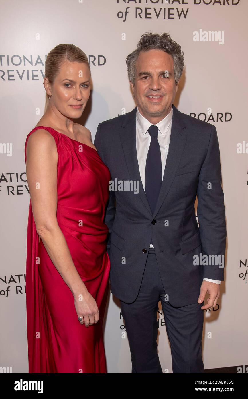 New York, Usa. Januar 2024. (L-R) Sunrise Coigney und Mark Ruffalo nehmen 2024 an der National Board of Review Gala in der Cipriani 42nd Street in New York Teil. (Foto: Ron Adar/SOPA Images/SIPA USA) Credit: SIPA USA/Alamy Live News Stockfoto