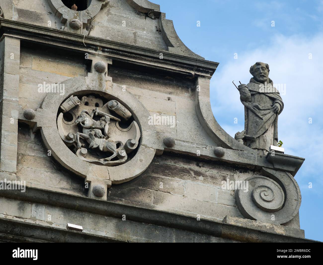 BAS-Relief des litauischen Wappens und eine Statue des heiligen im Bernardinenkloster Stockfoto