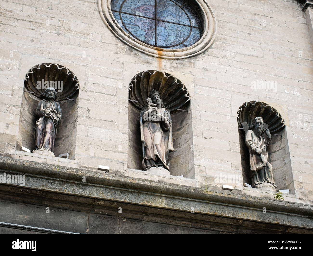 Skulpturen von St.. Peter, die Jungfrau und das Kind und der Hl. Andreas von Johann Pfister auf dem Giebel des Bernardinenklosters Stockfoto