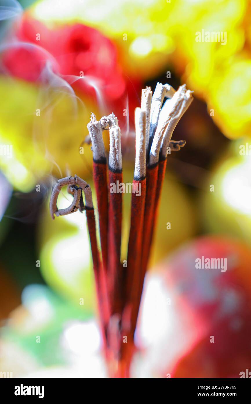 Am 13. Januar 2024 in Kanyakumari, Indien, brennen hinter den Blumen aromatische Stäbchen Stockfoto