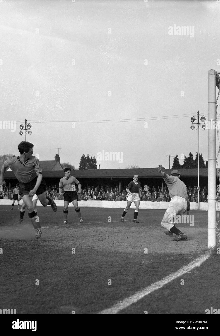 1960, historisches Fußballspiel, Torhüttenspiel als Oxford United gegen Chelmsford City auf dem Manor Ground in Oxford, England. 1893 wurden sie Headington United 1911 und Oxford United 1960, als sie in der Premier Division der Southern League waren, die sie zwei Spielzeiten in Folge gewannen. 1962 wurden sie in die Fourth Division der Football League gewählt (befördert), nachdem Accrington Stanley ihren Platz verlassen hatte. Stockfoto