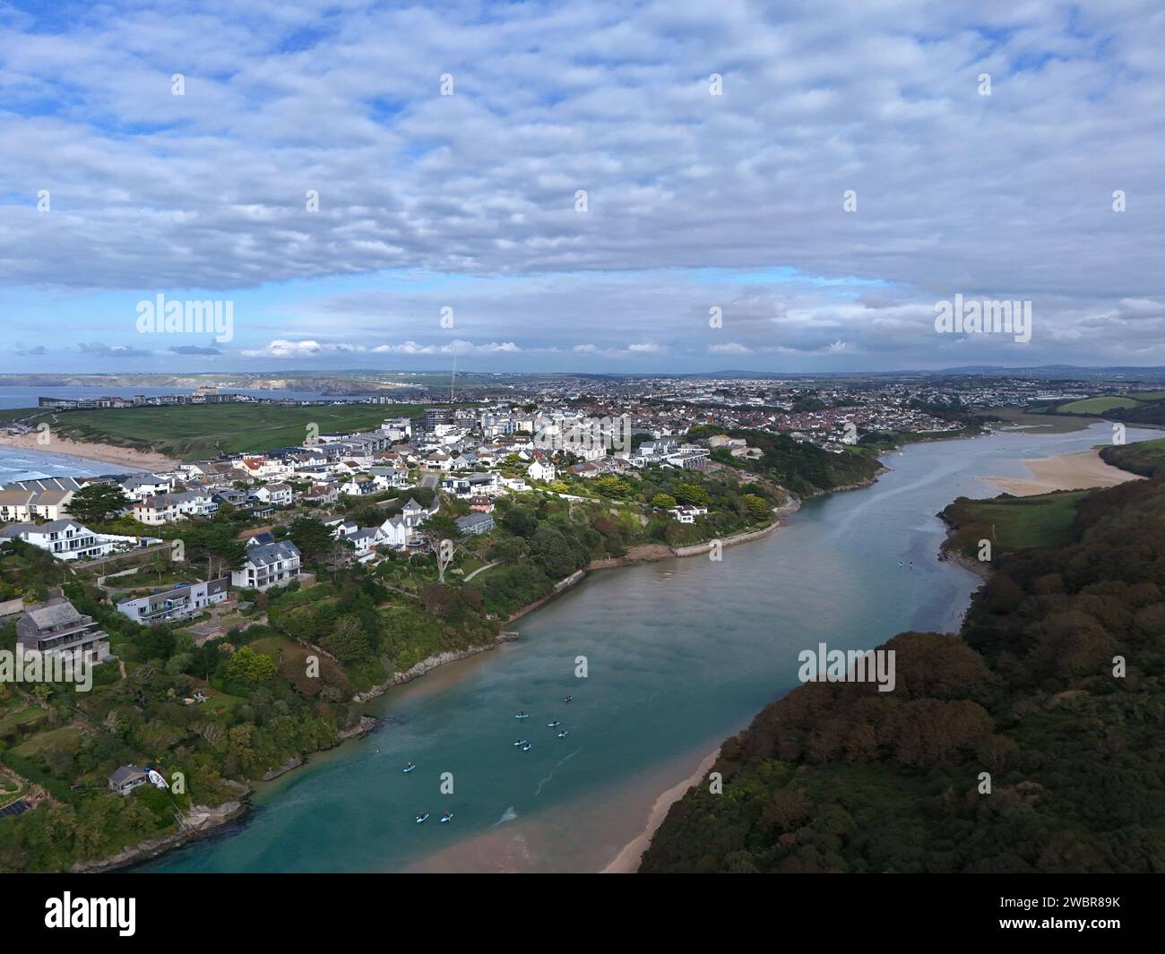 Großes Haus am Meer Gannel Estuary Cornwall britische Drohne, Luftfahrt, Blick aus der Luft Stockfoto