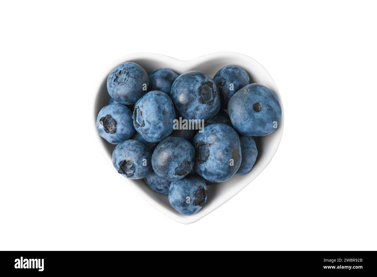 Frische Heidelbeeren in einer kleinen herzförmigen Schüssel isoliert auf weißem Hintergrund. Bio-Beeren, gesundes Essen, wilde Beeren. Draufsicht, flach Stockfoto