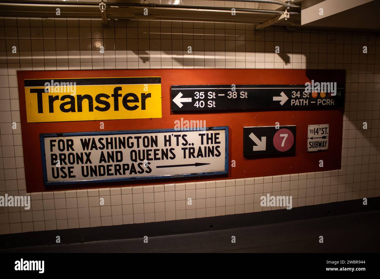 Ein Hinweisschild an einer U-Bahn-Station in New York Stockfoto