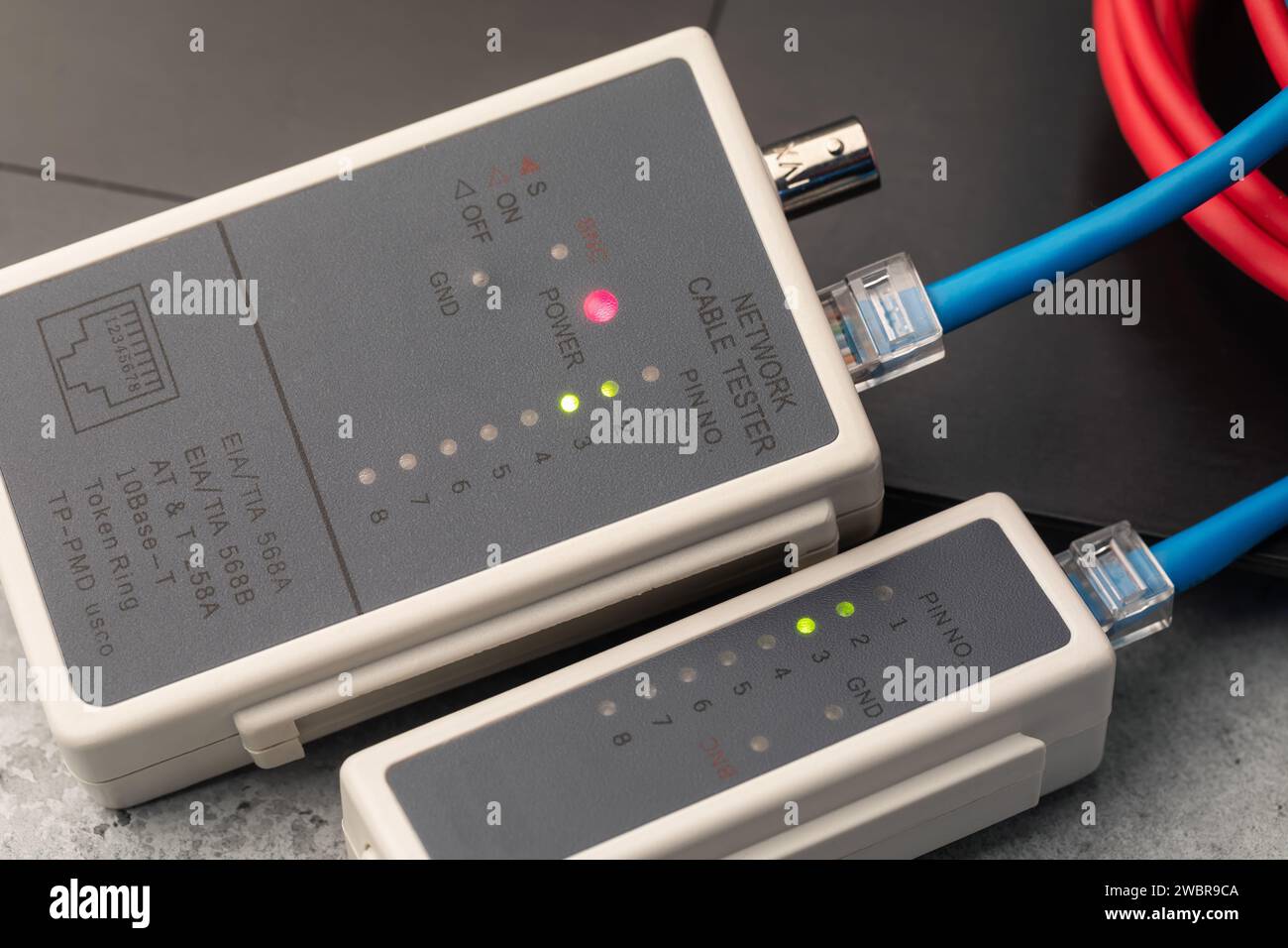 Überprüfung der Integrität von Computerdrähten mit einem Netzwerkkabeltester, Nahaufnahme eines LAN-Testers Stockfoto