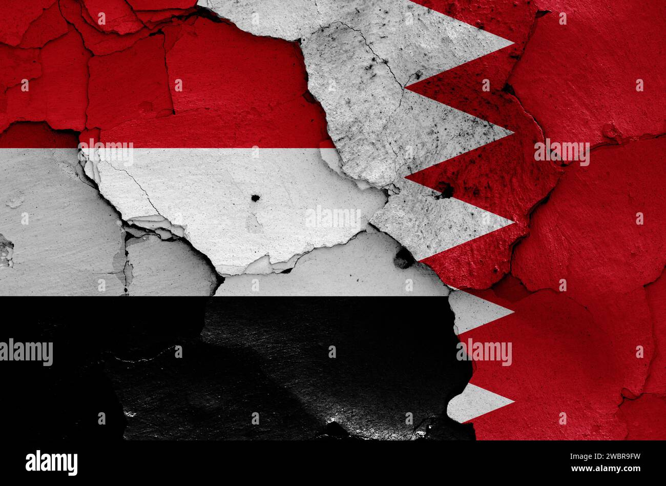 Flaggen des Jemen und Bahrains, gemalt an einer zerrissenen Wand Stockfoto