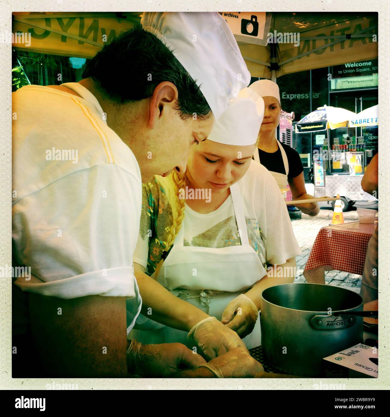 Köche kochen auf dem Union Square Farmers Market NYCNY Stockfoto