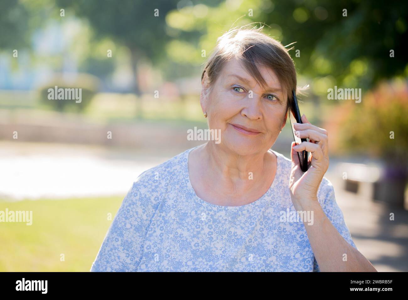 Eine Erwachsene Frau spricht am Telefon Stockfoto