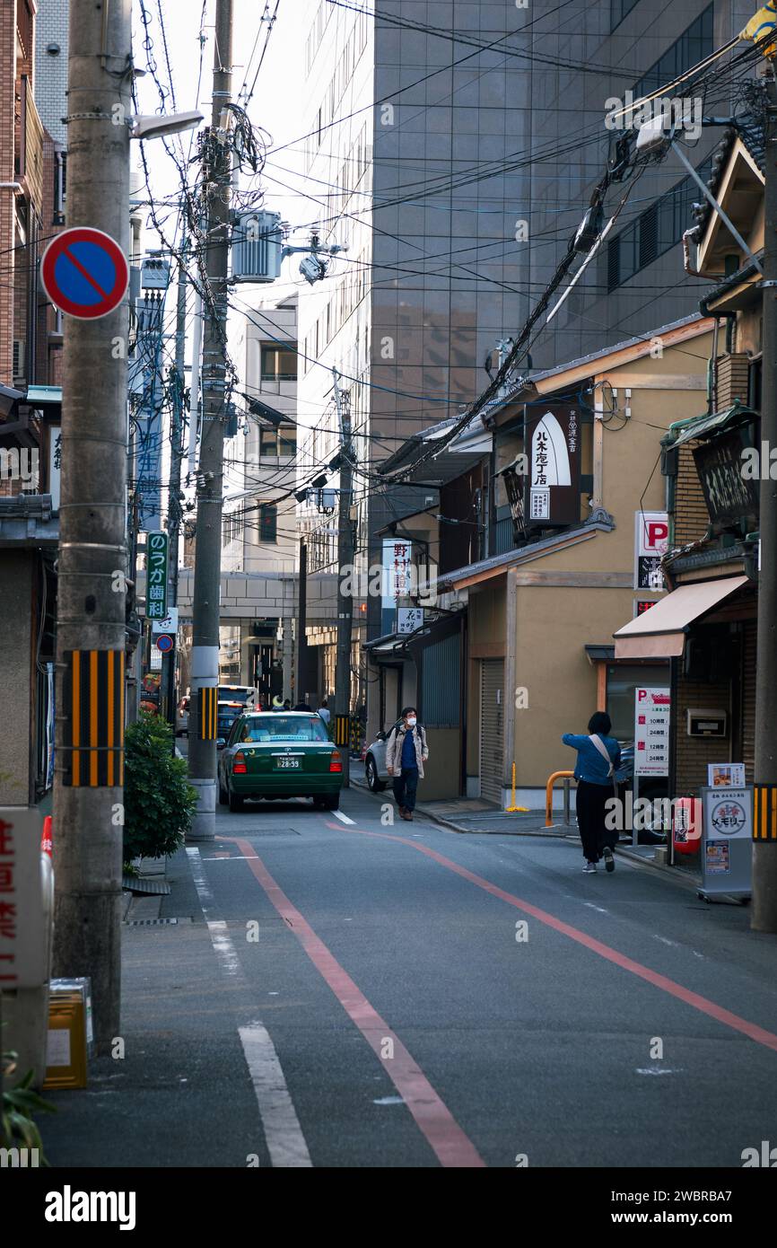 Taxi auf einer Backstreet in Kyoto, Japan Stockfoto