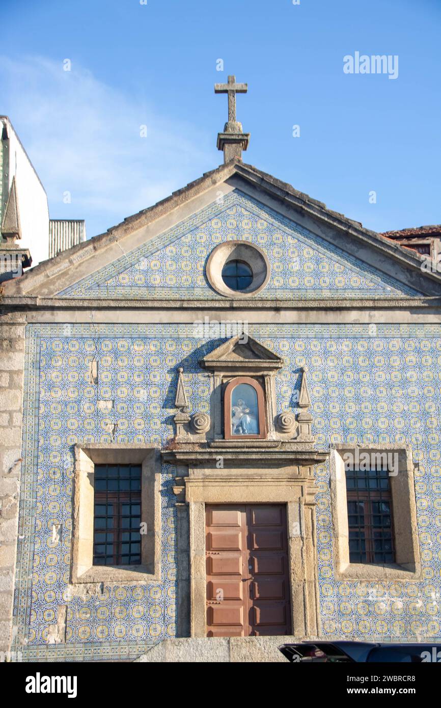 Kleine Kirche mit blauen Fliesen am Ufer des Flusses Porto Stockfoto