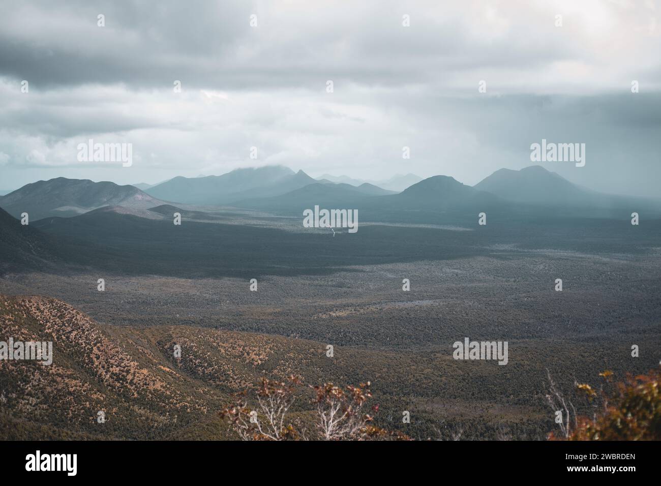 Regen rollt über die Berge in der schönen abgelegenen Gegend australiens Stockfoto