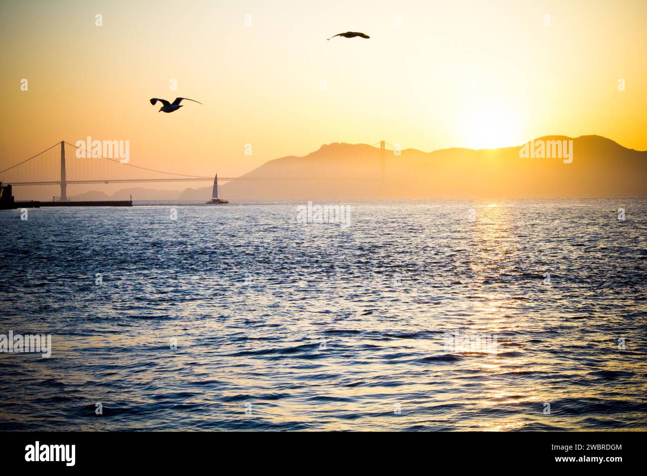 Golden Gate Bridge bei Sonnenuntergang ab Pier 39, San Francisco Stockfoto
