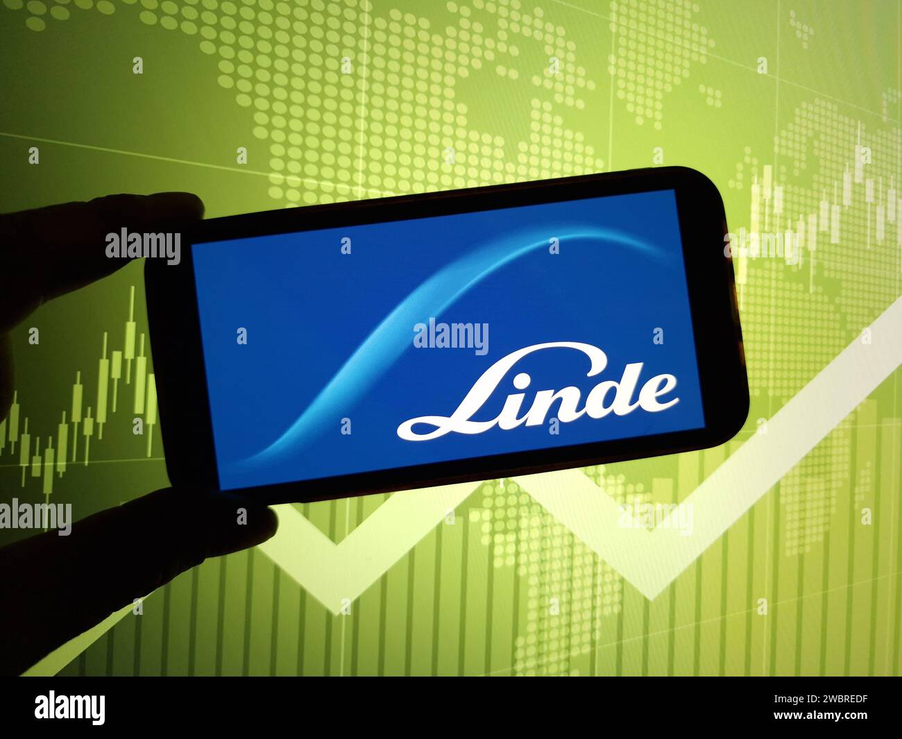 Konskie, Polen - 04. Januar 2024: Firmenlogo von Linde auf dem Bildschirm des Mobiltelefons Stockfoto