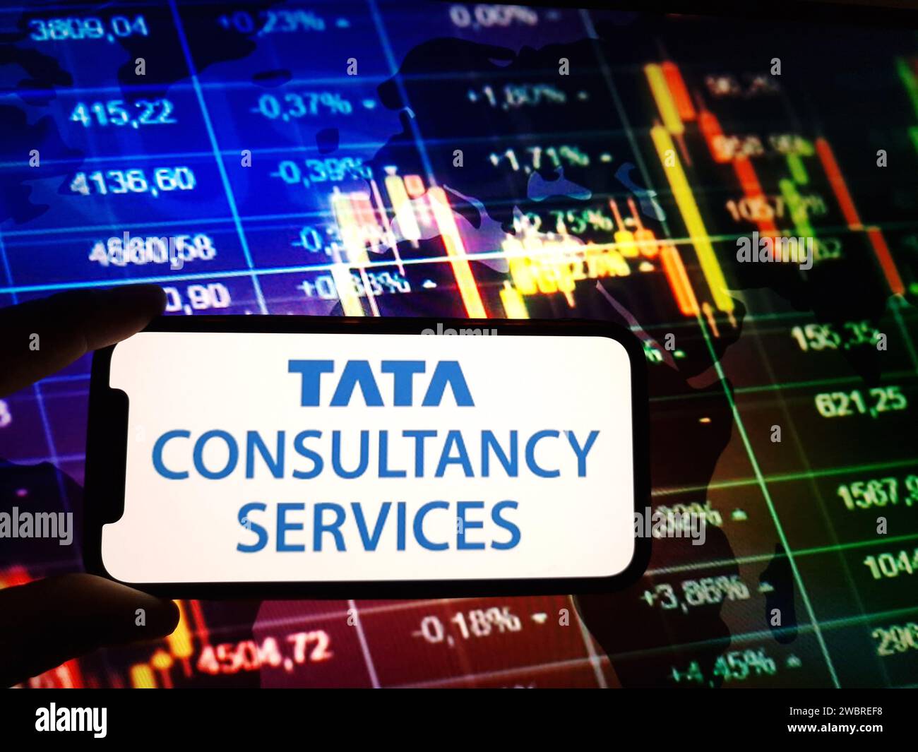 Konskie, Polen - 04. Januar 2024: Das Firmenlogo von TCS Tata Consultancy Services wird auf dem Bildschirm des Mobiltelefons angezeigt Stockfoto