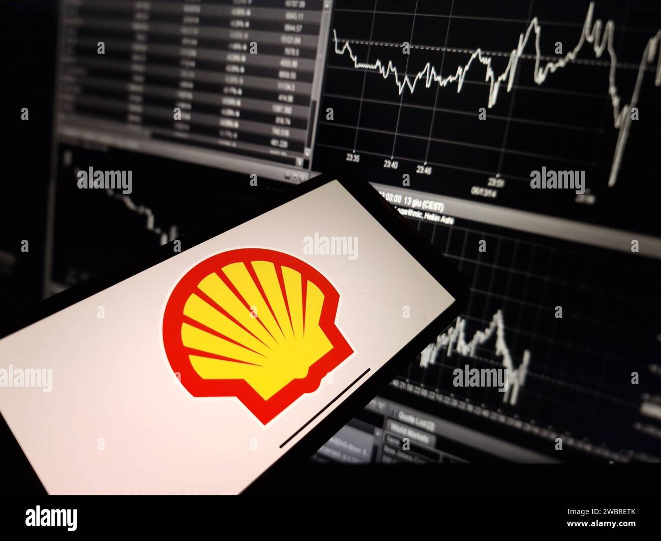 Konskie, Polen – 03. Januar 2024: Firmenlogo von Shell plc auf dem Bildschirm des Mobiltelefons Stockfoto