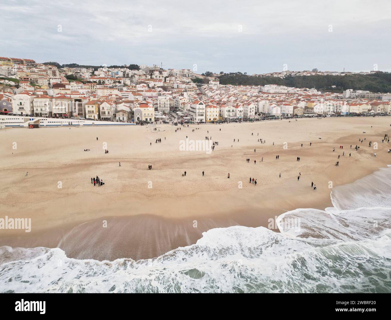 Big Wave Surf Tourism Hot Spot Nazare in Portugal an einem bewölkten Tag mit Wellen Stockfoto