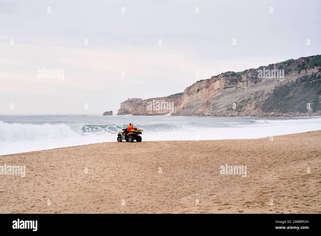 Big Wave Surf Tourism Hot Spot Nazare in Portugal an einem bewölkten Tag mit Wellen Stockfoto
