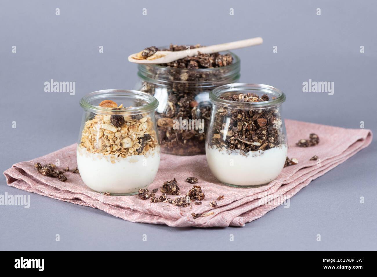 Dresden, Deutschland. Januar 2024. Gläser gefüllt mit einer pflanzlichen Joghurtalternative und Müsli werden auf einen Tisch gestellt. Quelle: Sebastian Kahnert/dpa/Alamy Live News Stockfoto