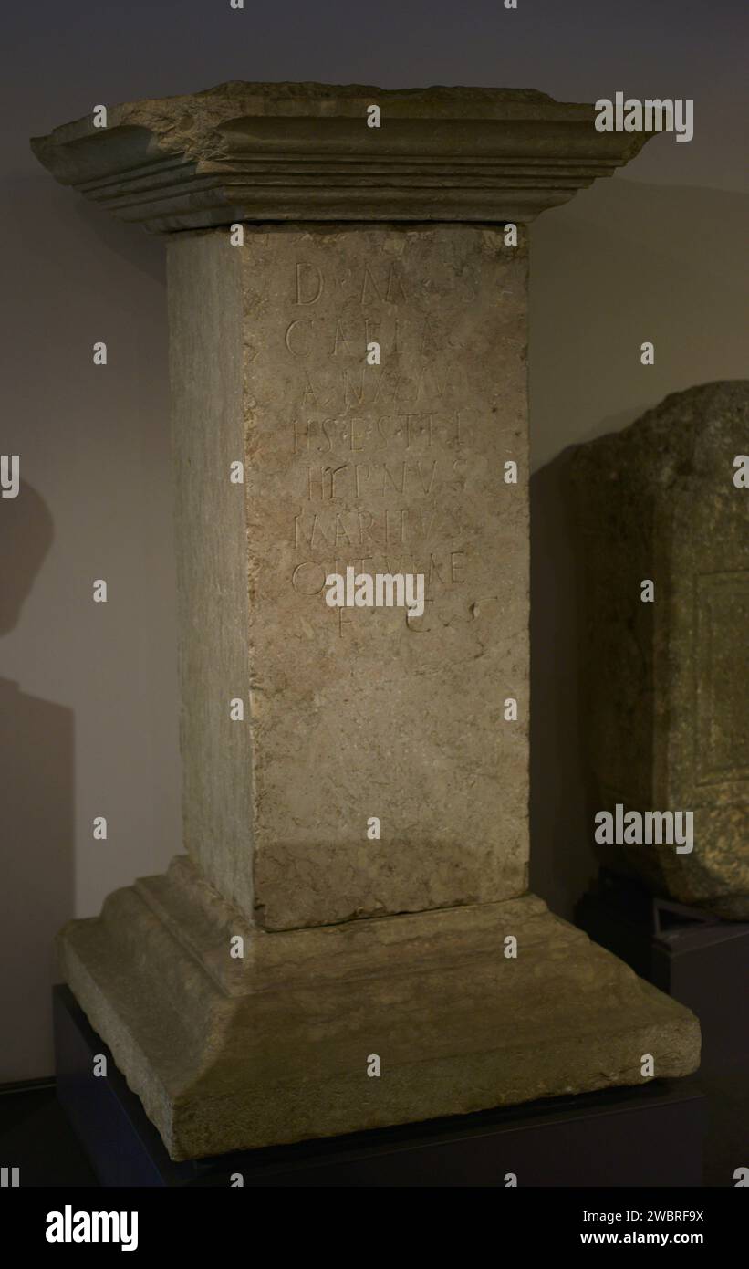 Prismatische Säule, von Galla. 1.-2. Jahrhundert n. Chr. Inschrift: "Gott geweiht Manes. Galla, 35 Jahre alt, ist hier begraben. Möge die Erde Licht auf euch sein! Hypnus, der Ehemann, befahl ihm, zu seinem ausgezeichneten Begleiter gemacht zu werden. Aus den römischen Ruinen von Troia. Grândola, Bezirk Setúbal, Portugal. Nationalmuseum Für Archäologie. Lissabon, Portugal. Stockfoto