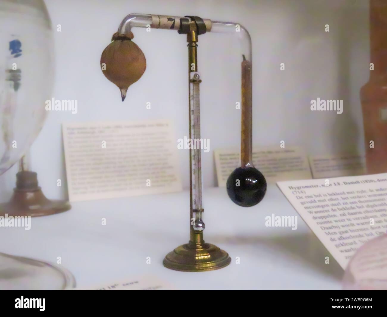 Hygrometer von J.F. Daniell (1820) eine Kugel ist mit Seide ausgekleidet und die andere mit einem Thermometer mit Äther gefüllt. Außerdem das Instrument Stockfoto