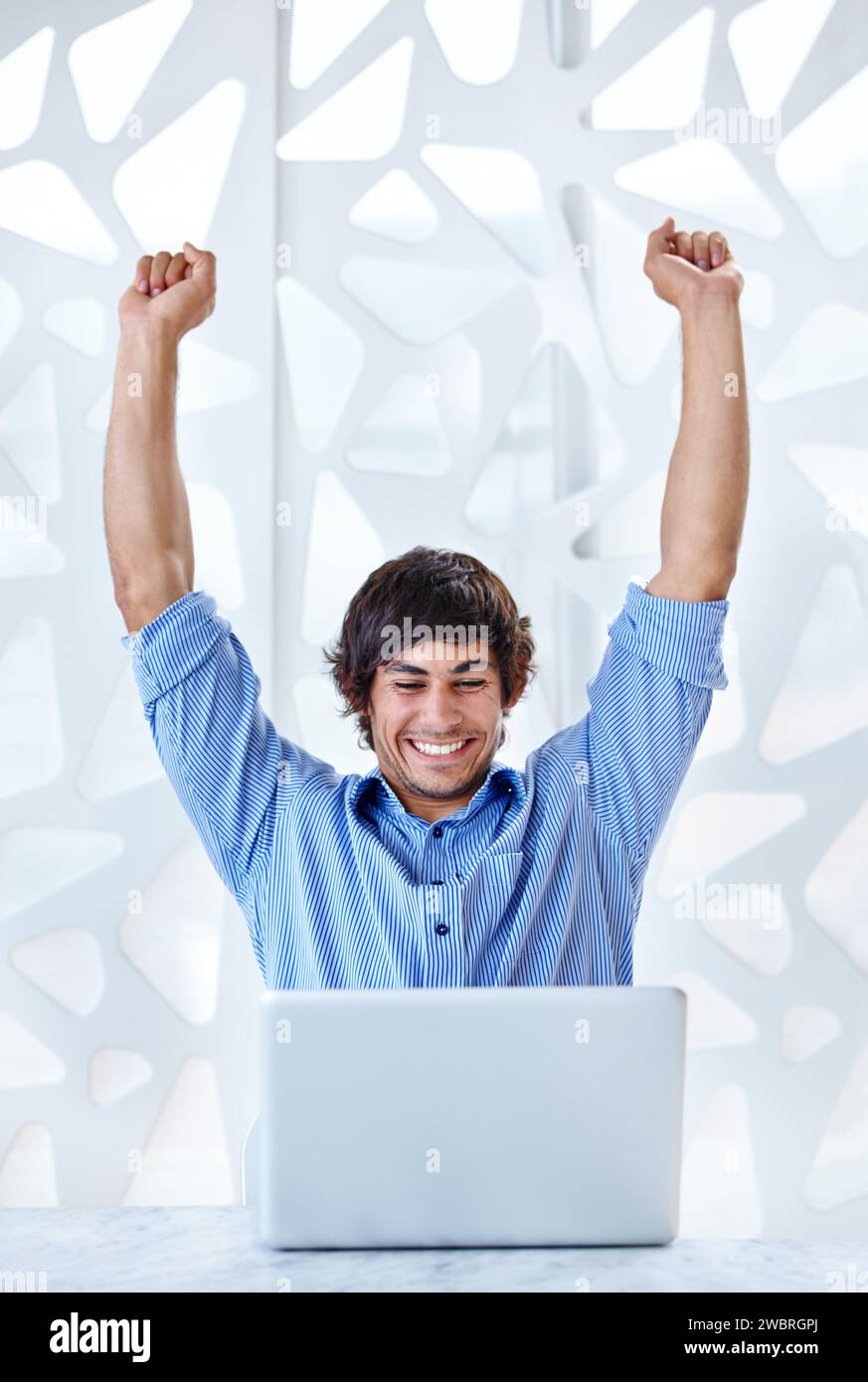 Mann, Laptop und feiern für Sieg, Erfolg und Lächeln für Zielziel, Glück und Mitarbeiter. Gewinner, kpi und E-Mail für Leistung, Bonus und Stockfoto