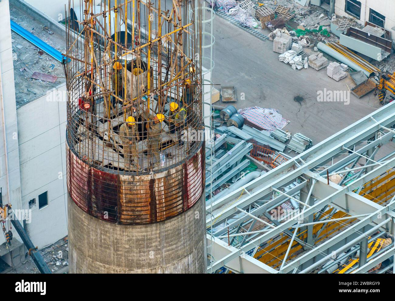 HUAI'AN, CHINA - 12. JANUAR 2024 - Arbeiter arbeiten auf der Baustelle des Projekts zur Modernisierung eines grünen und kohlenstoffarmen Hochofens der Shagang Group in H Stockfoto