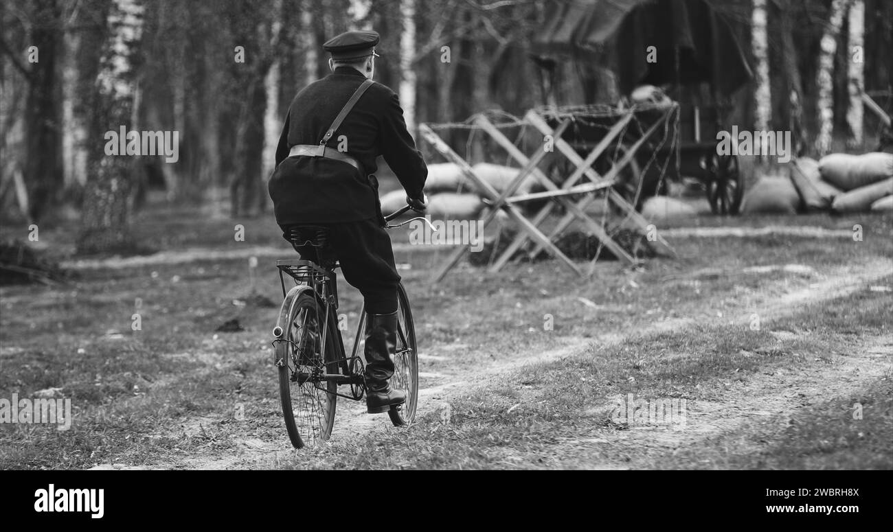 Als NKVD-Truppen verkleideter Reenactor fährt Fahrrad. Das Volkskommissariat Für Innere Angelegenheiten, Abgekürzt Nkvd, War Das Innenministerium Der Sowjetunion Stockfoto