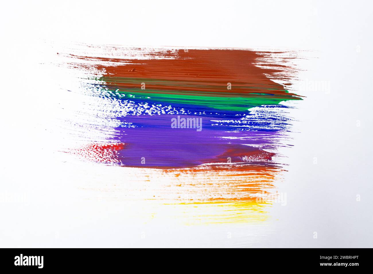 Regenbogenfarben verwischen mit einem einzigen Pinselstrich, isoliert auf weiß Stockfoto