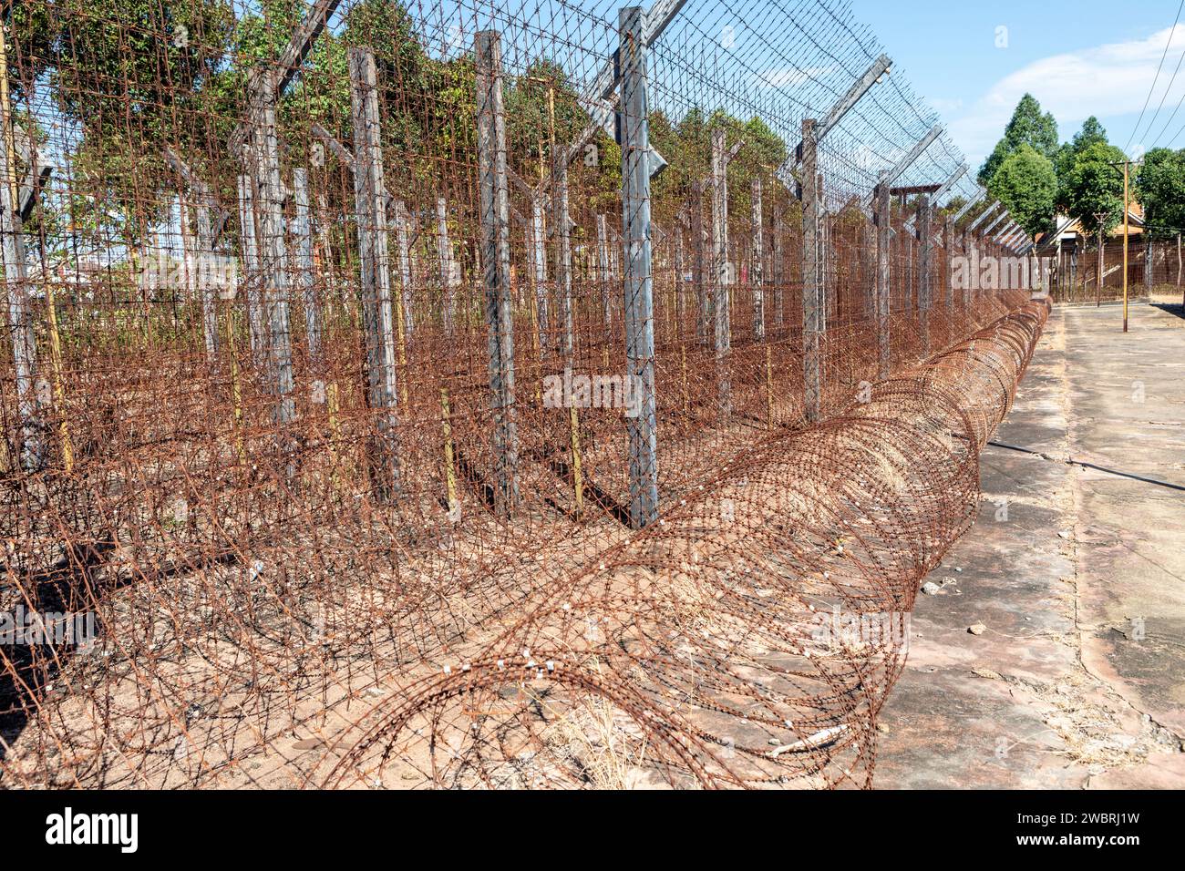 Stacheldrahtzäune im Phu Quoc Coconut Gefängnis. Ein Militärgefängnis in Phú Quốc, Südvietnam heute befindet es sich in der Provinz Kiên Giang. Stockfoto