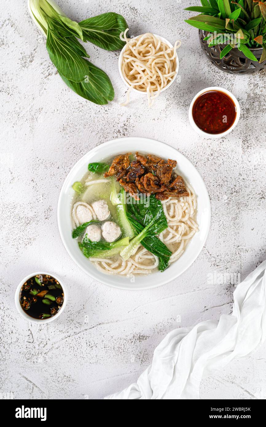 Fischkugel Reisnudeln Suppe mit Rindfleischflanke traditionelle chinesische Küche Essen Stockfoto