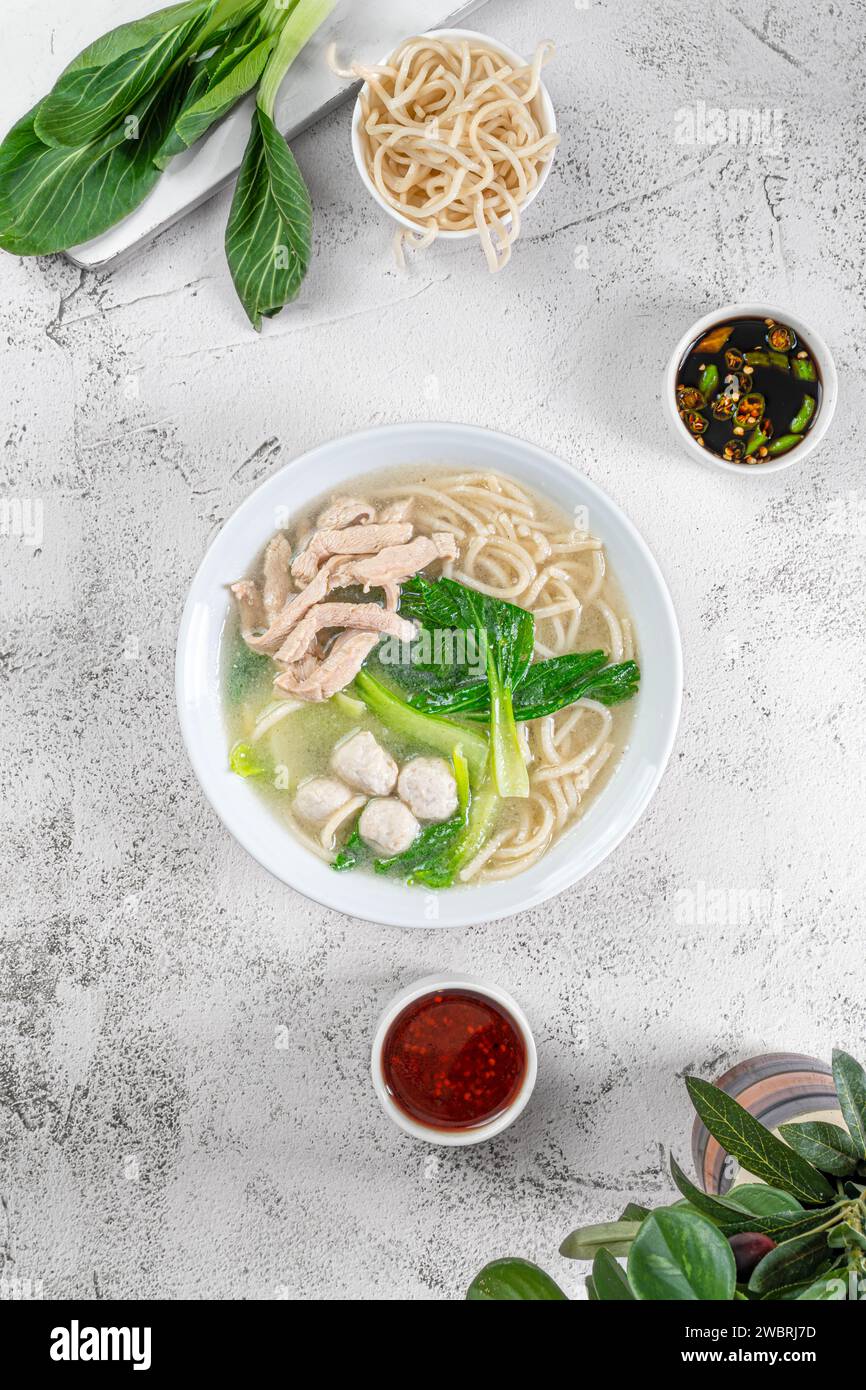 Fischkugel Reisnudeln Suppe mit Huhn traditionelle chinesische Küche Essen Stockfoto