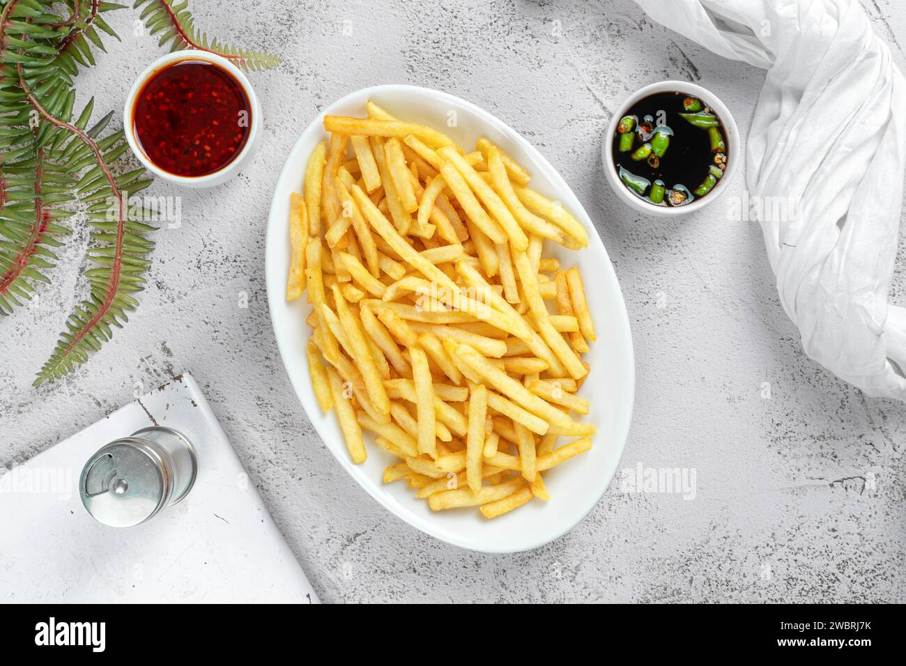 Pommes Frites Kartoffelscheiben knusprig mit Chili Sauce Stockfoto